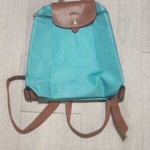 Longchamp Le Pliage mini backpack in teal with brown leather trim 🤎💙
Brand new